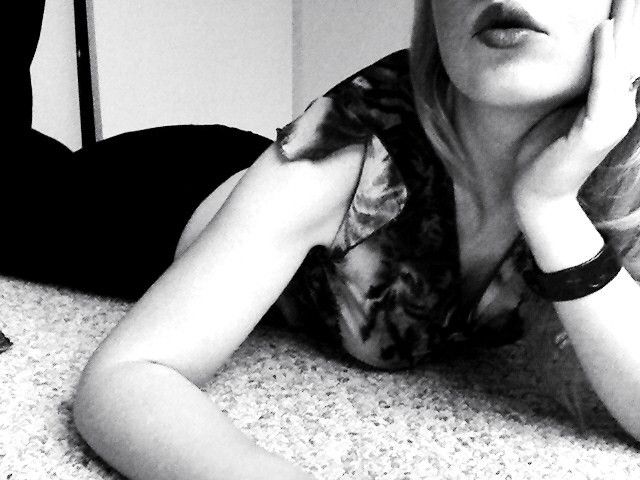 Gigi Castel - indoors