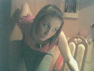 Caroline - poser in room