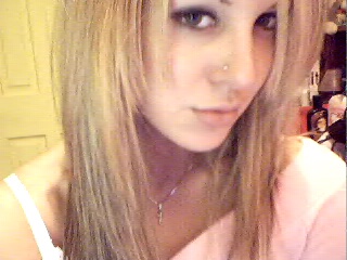 Laur - Posing On Webcam