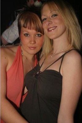 Elle - 1L1 had a pink top and dark hair! 