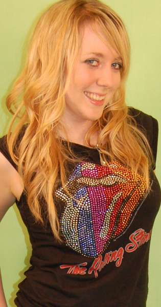 laura - me rock tee